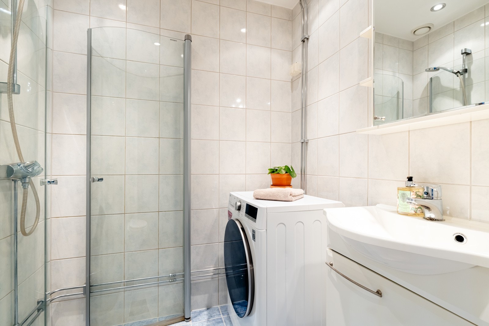 Leiligheten har et pen, flislagt baderom pusset opp i regi av borettslaget i 2006. Det er behagelig gulvarme og downlights i himlingen, samt opplegg for vaskemaskin. Galleribilde