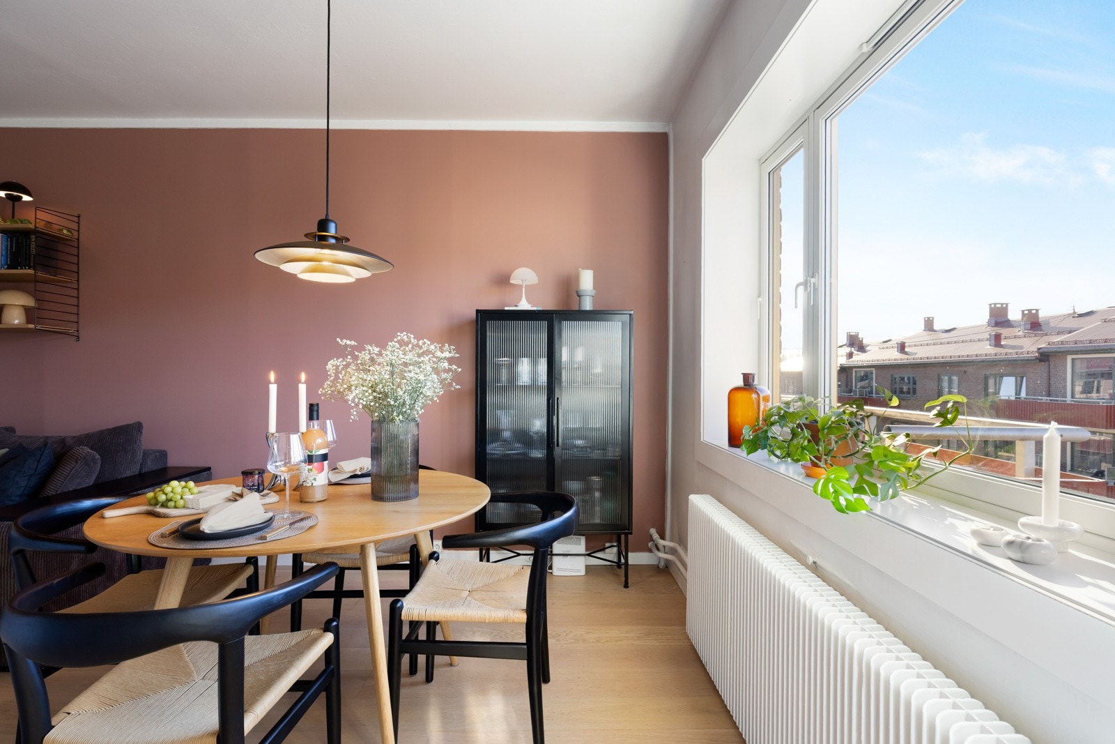 Leiligheten er vel gjennomført med tidløse overflater og pen parkett på gulv. Galleribilde