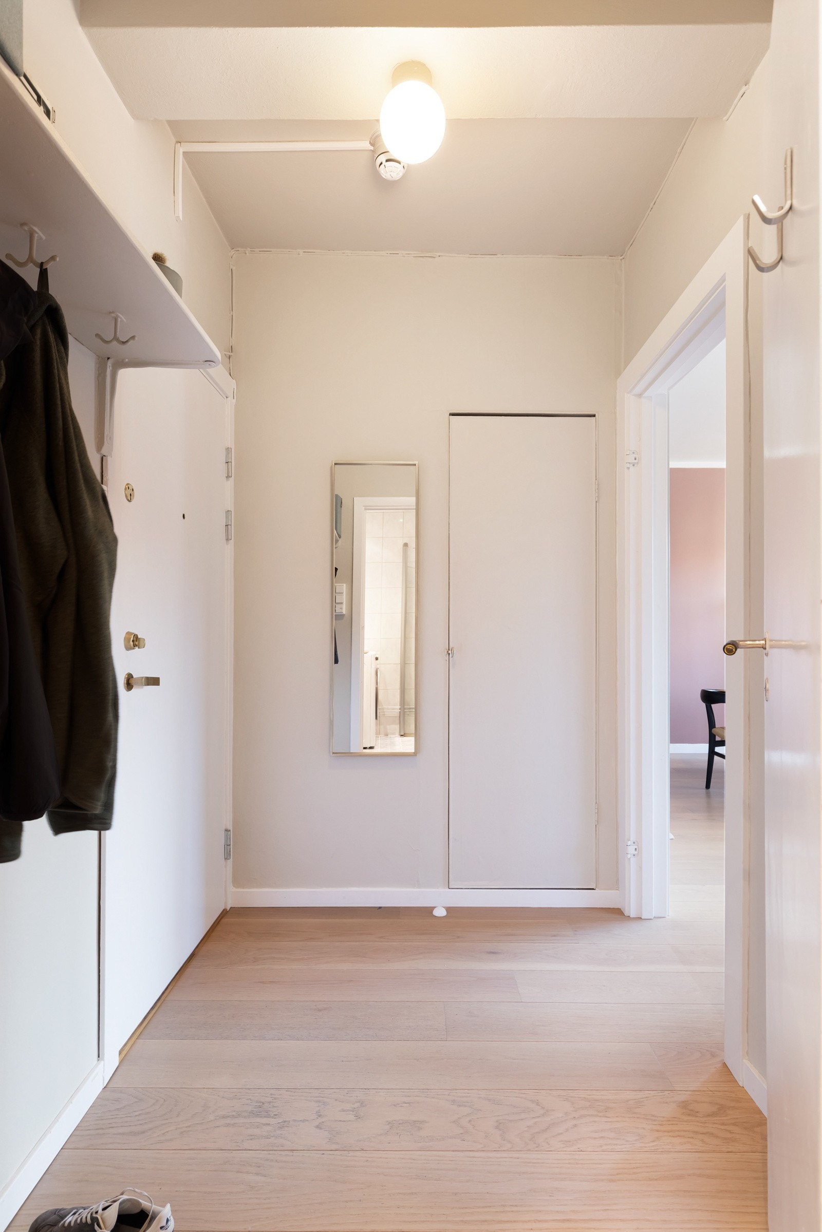 Innbydende entré som gir et godt førsteinntrykk av leiligheten. Det er et praktisk kott for ekstra oppbevaring. Galleribilde
