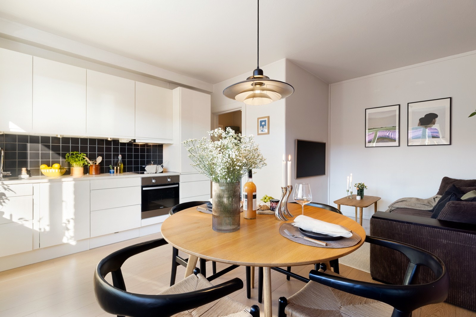 Kjøkkenet er utstyrt med integrert stekeovn, platetopp, oppvaskmaskin og kjøleskap med fryser. Galleribilde