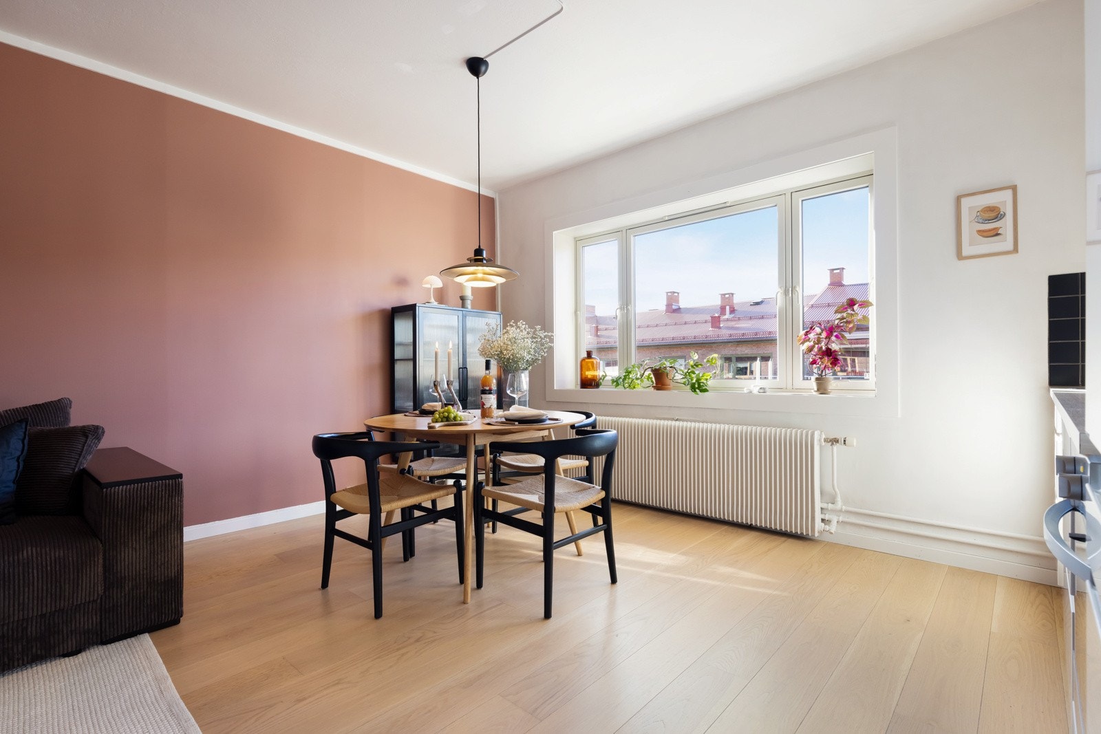 Store vindusflater slipper inn rikelig med naturlig lys, og skaper en luftig og god romfølelse. Galleribilde