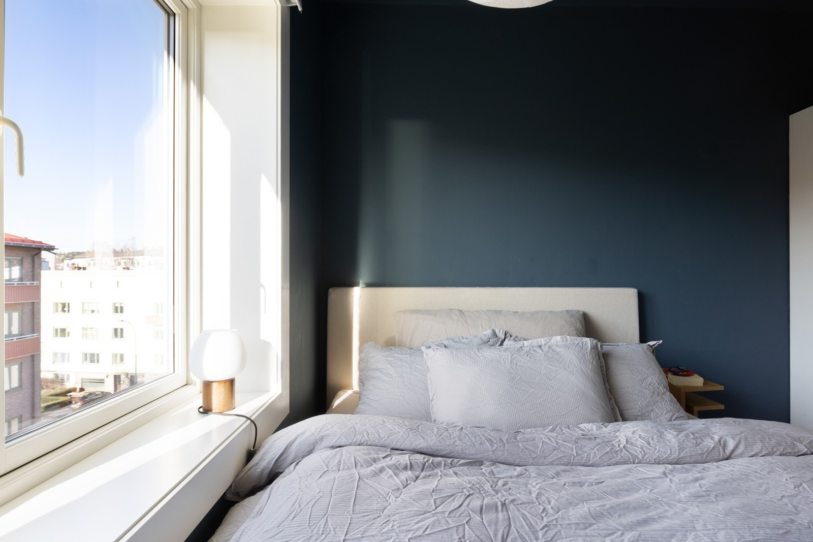 Det er god plass til dobbeltseng og tilhørende nattbord. Galleribilde