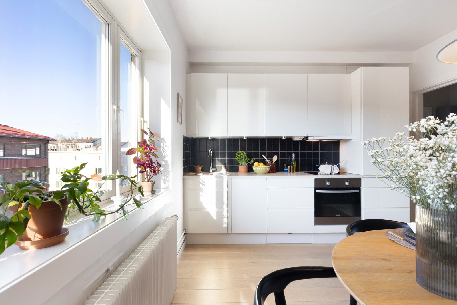 Innredningen har lyse fronter, fliser over benkeplate av laminat og nedfelt oppvaskkum, i tillegg til benkeskapsbelysning og stikkontakter over kjøkkenbenk. Galleribilde