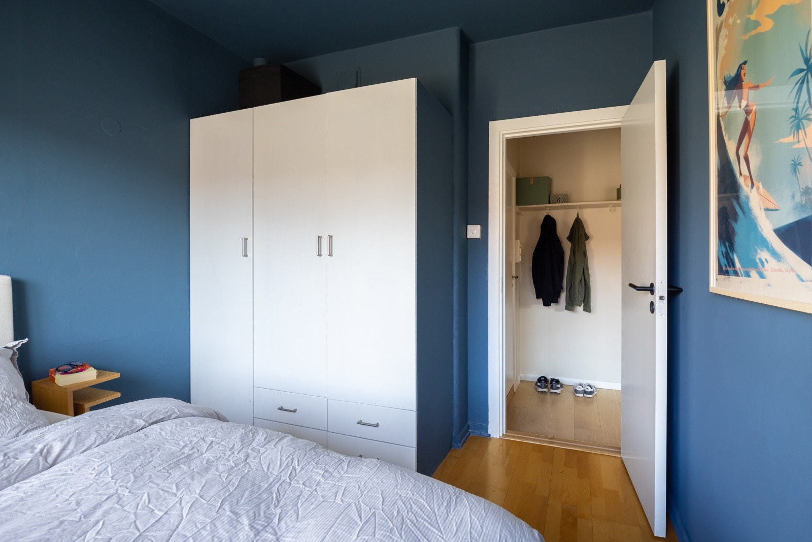 Rommet er innredet med et garderobeskap. Galleribilde