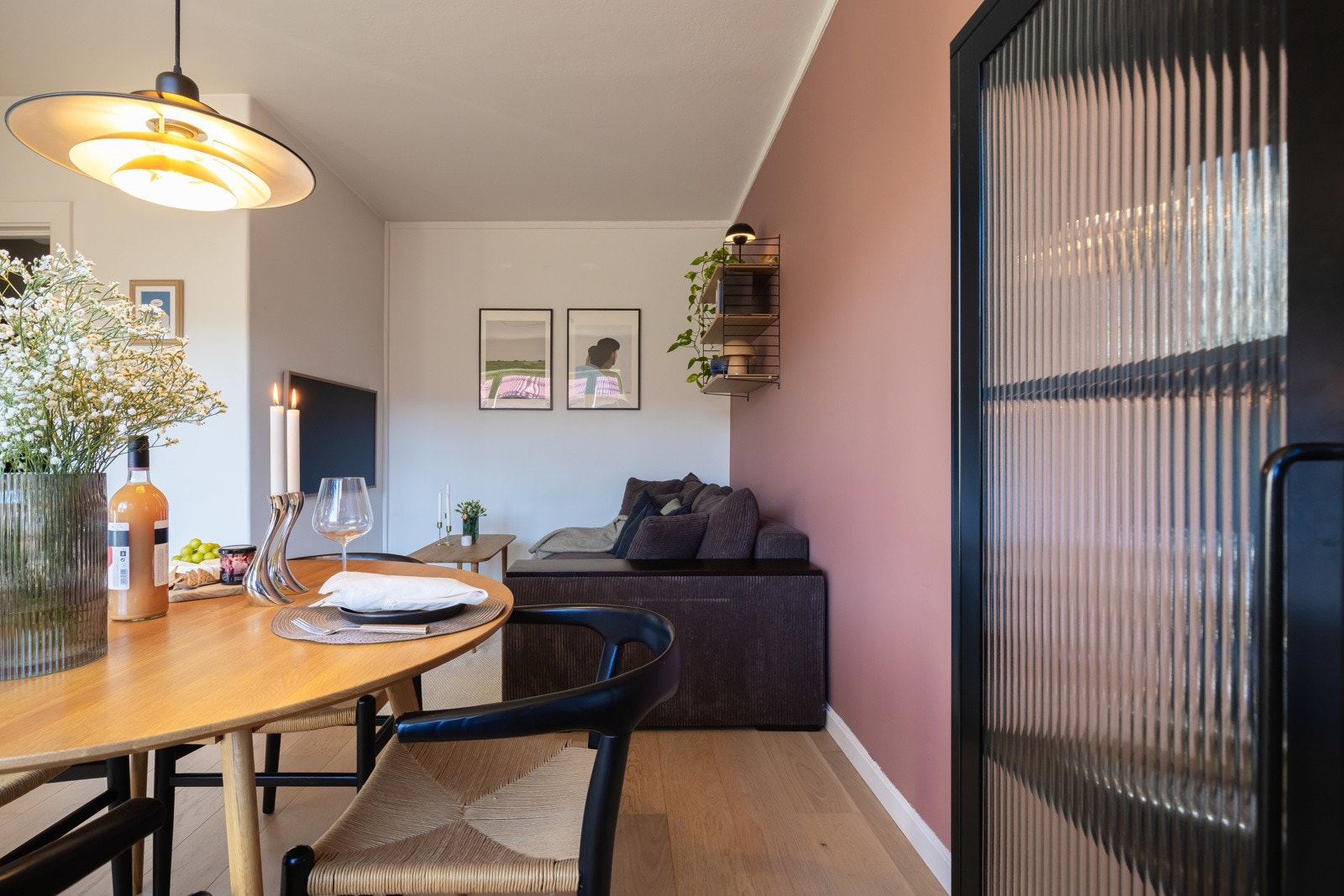 Det er gode møbleringsmuligheter, med plass til sofagruppe med tilhørende møblement, tv-seksjon og spisebord. Galleribilde