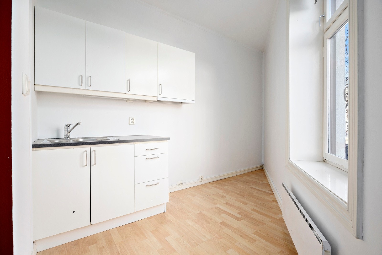 Kjøkkenet har god arbeidsplass og stort vindu. Galleribilde