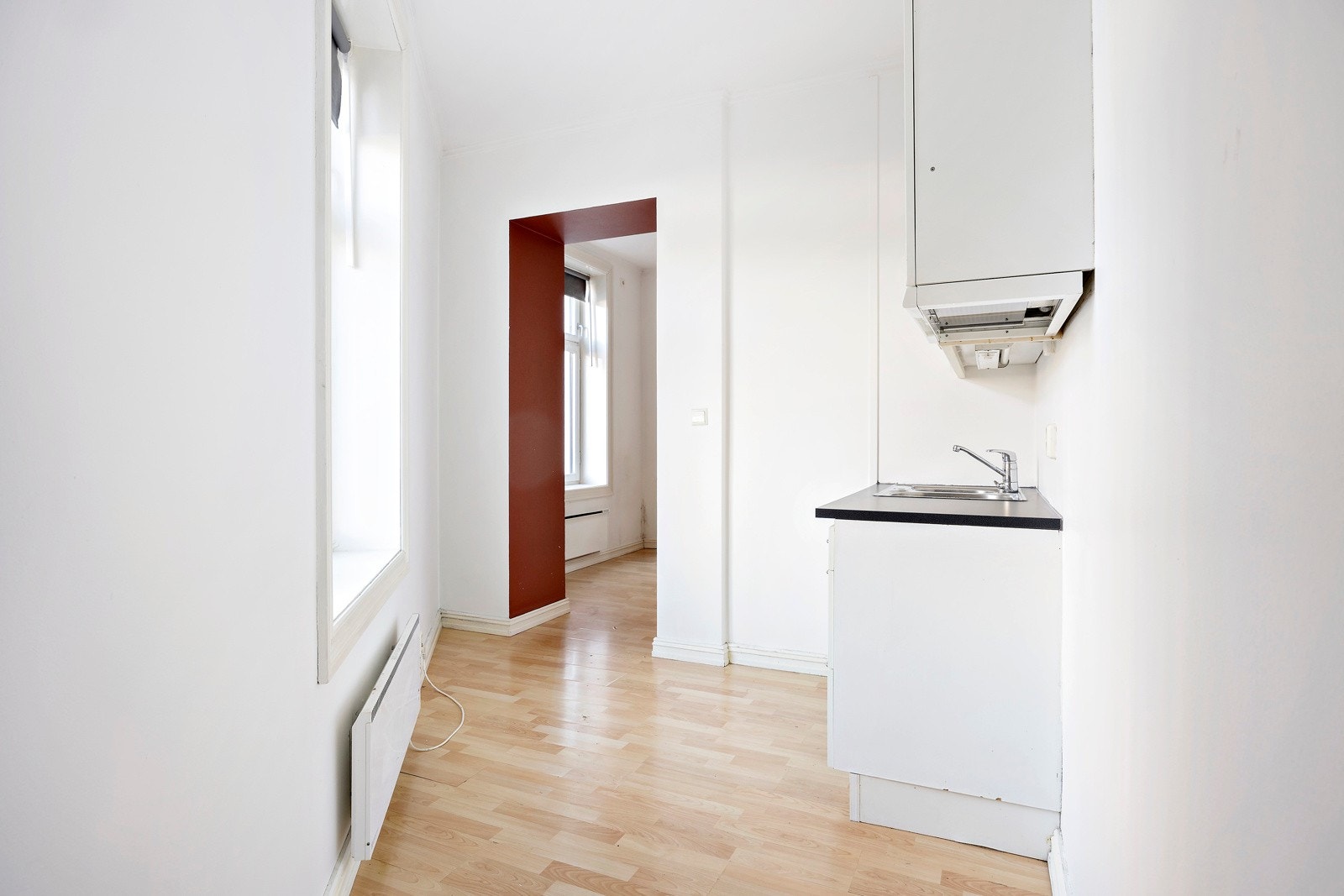 Kjøkkenet har i dag hvit innredning og laminat benkeplate. Over stekesonen er det ventilator med kullfilter. Galleribilde