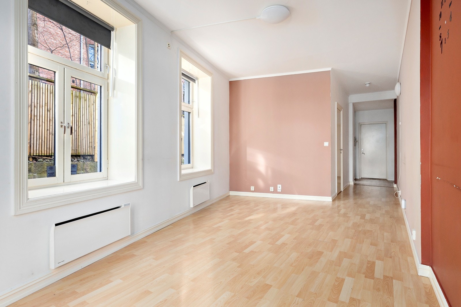 Stuen kan innredes med ulike soner, eksempelvis sittegruppe og spisebord. Galleribilde