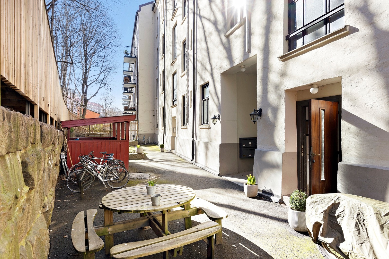 Bakgården er rolig og pent opparbeidet. Galleribilde