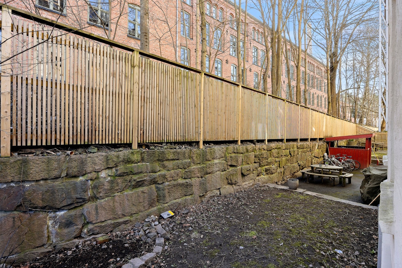 Boligen har adkomst fra en skjermet bakgård. Galleribilde