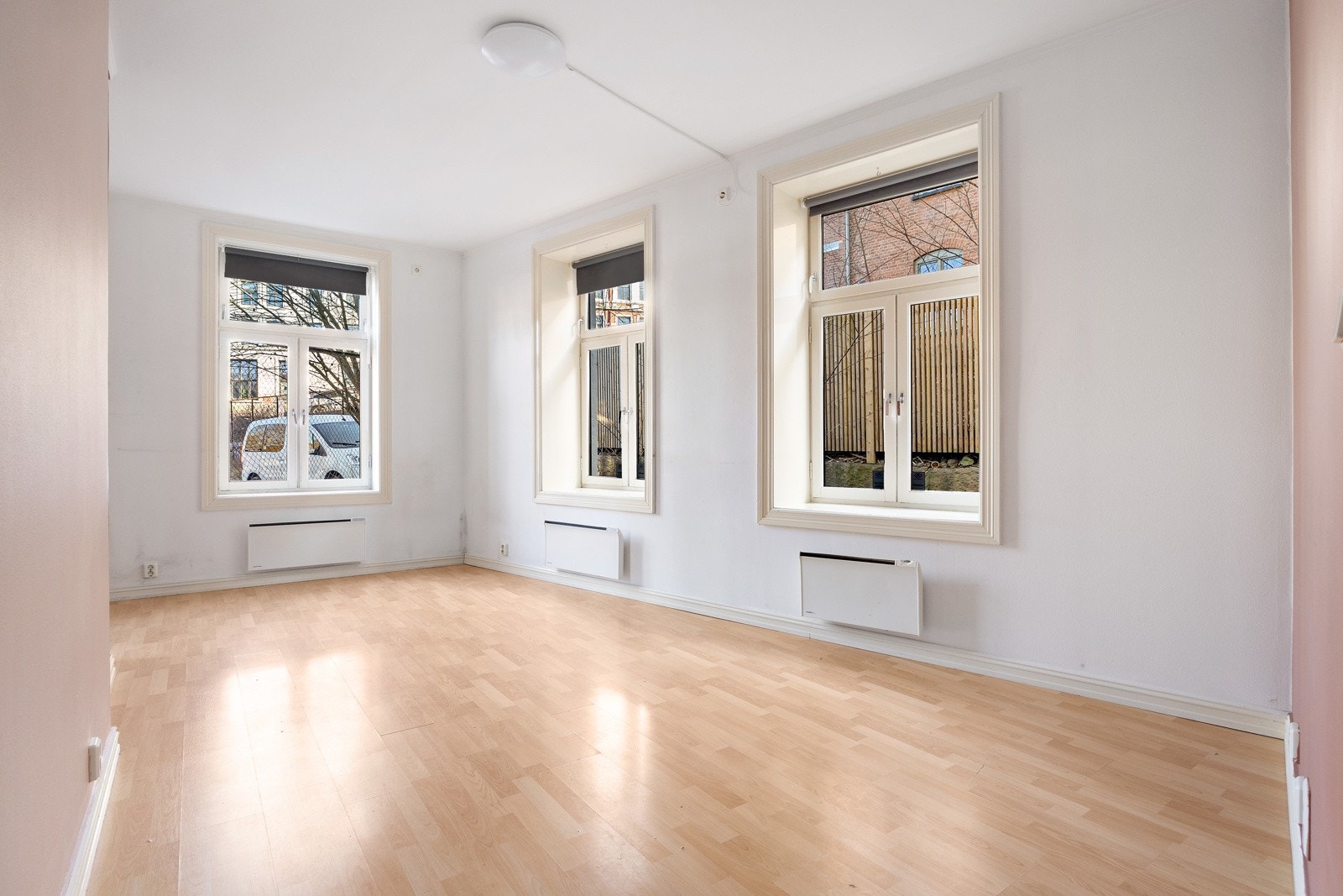 Stuen har store vindusflater og en generøs takhøyde på 2,75 meter. Galleribilde