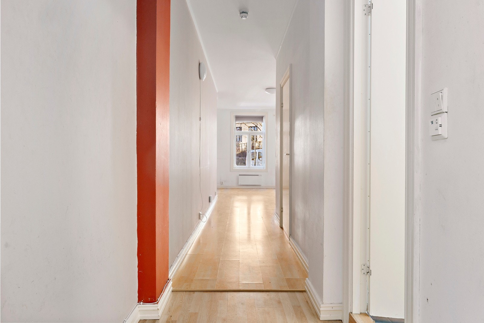 Entréen har plass til oppheng av klær og plassering av sko. Galleribilde