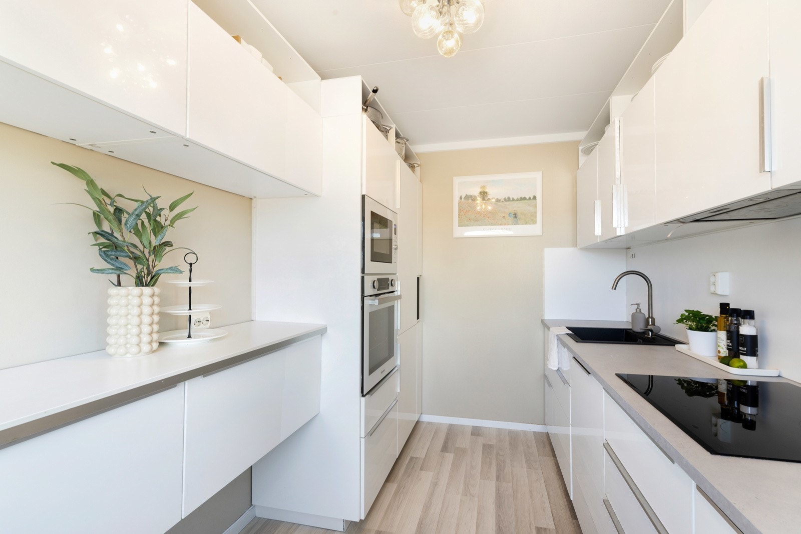 Integrerte hvitevarer i den stilrene kjøkkeninnredningen. Galleribilde