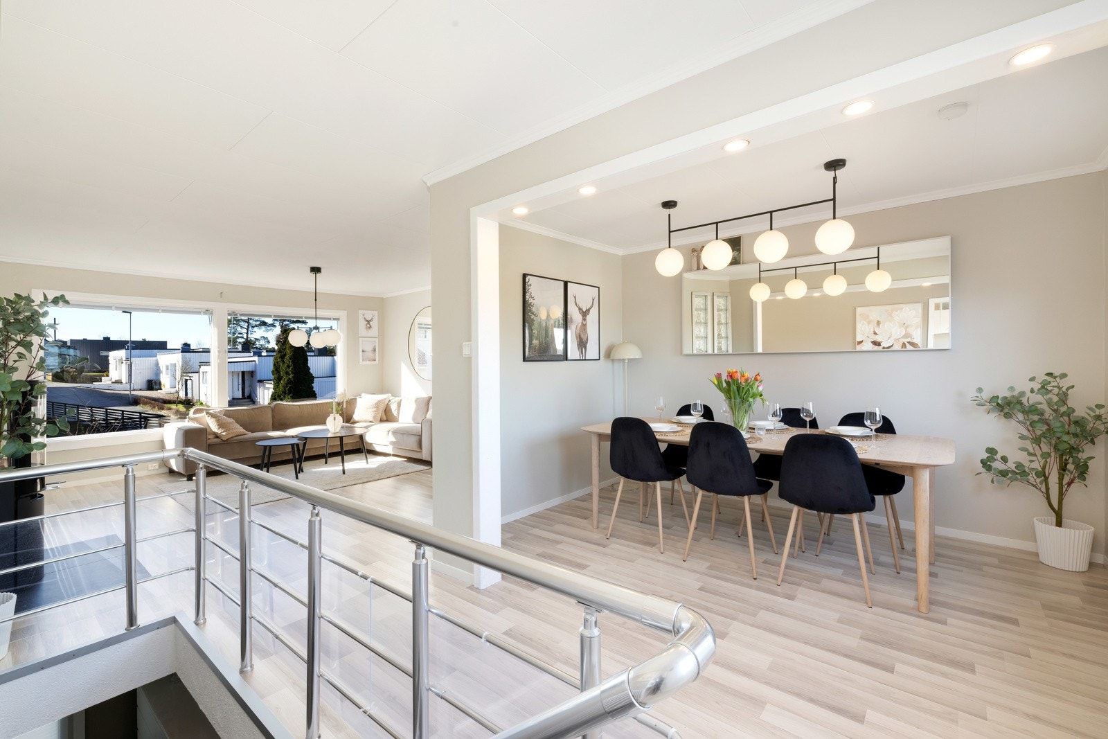 Spiestue med god plass til spisestuemøblement. Galleribilde