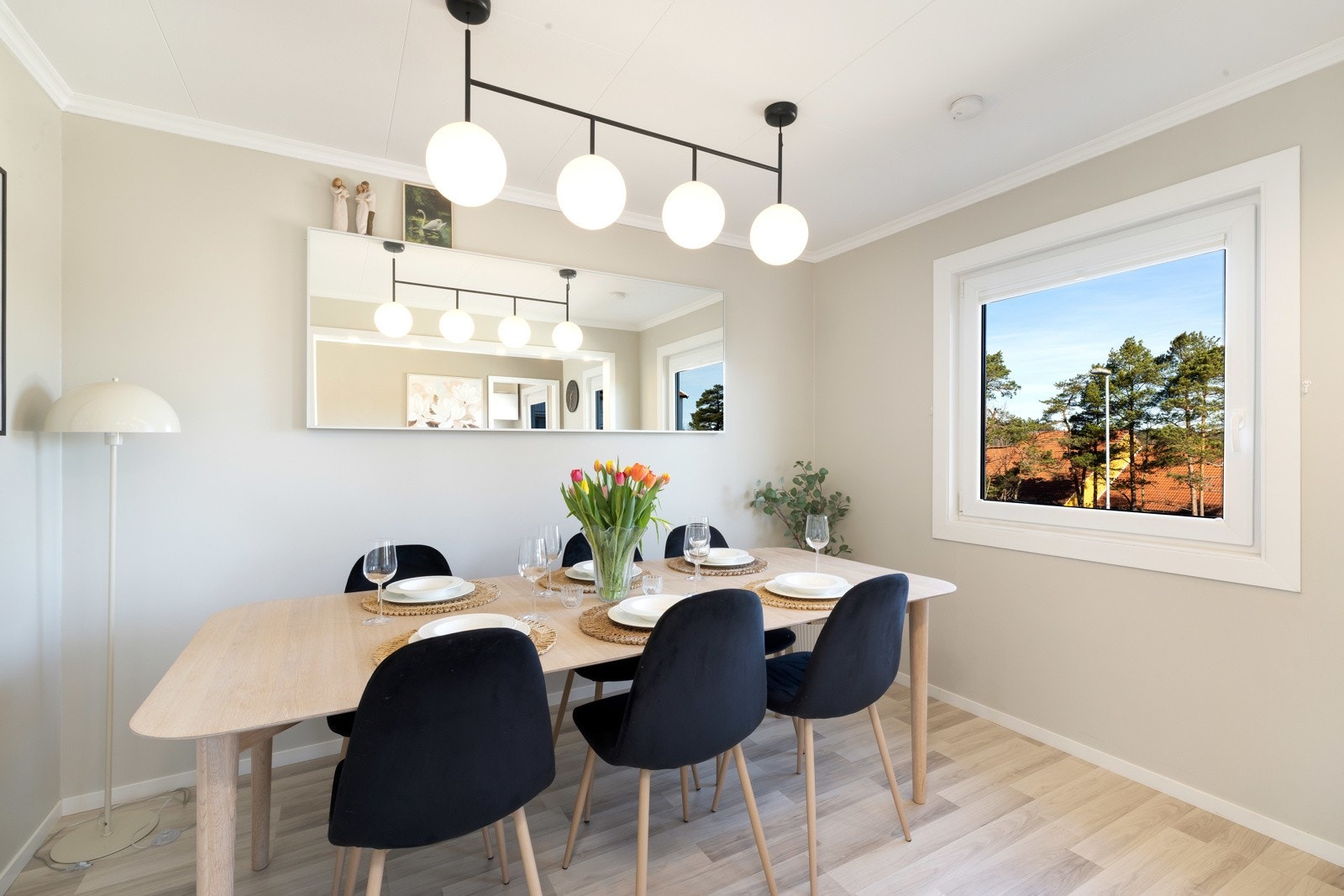 Spiestue med god plass til spisestuemøblement. Galleribilde