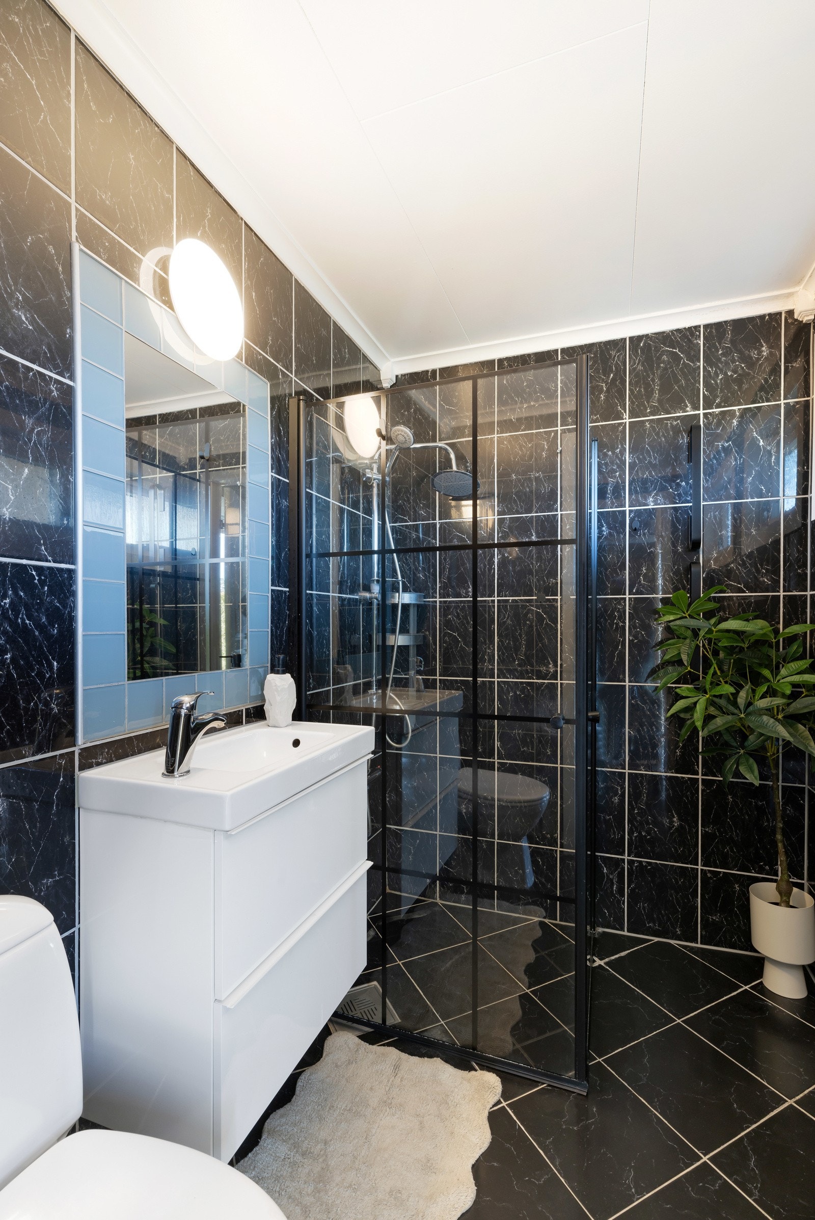 Flislagt bad med dusj. Galleribilde