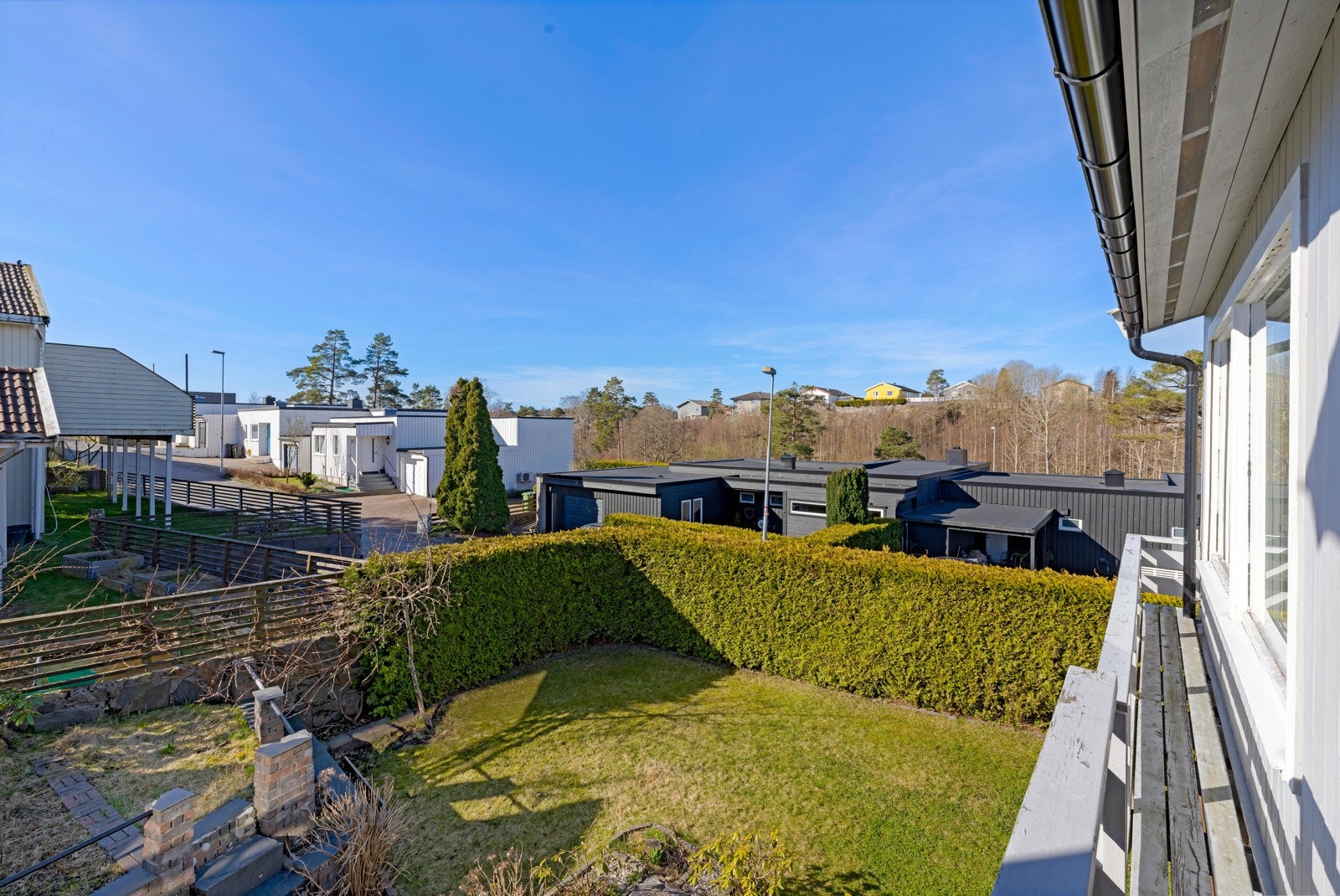 Veranda 2.etg med fin utsikt til egen hage. Galleribilde