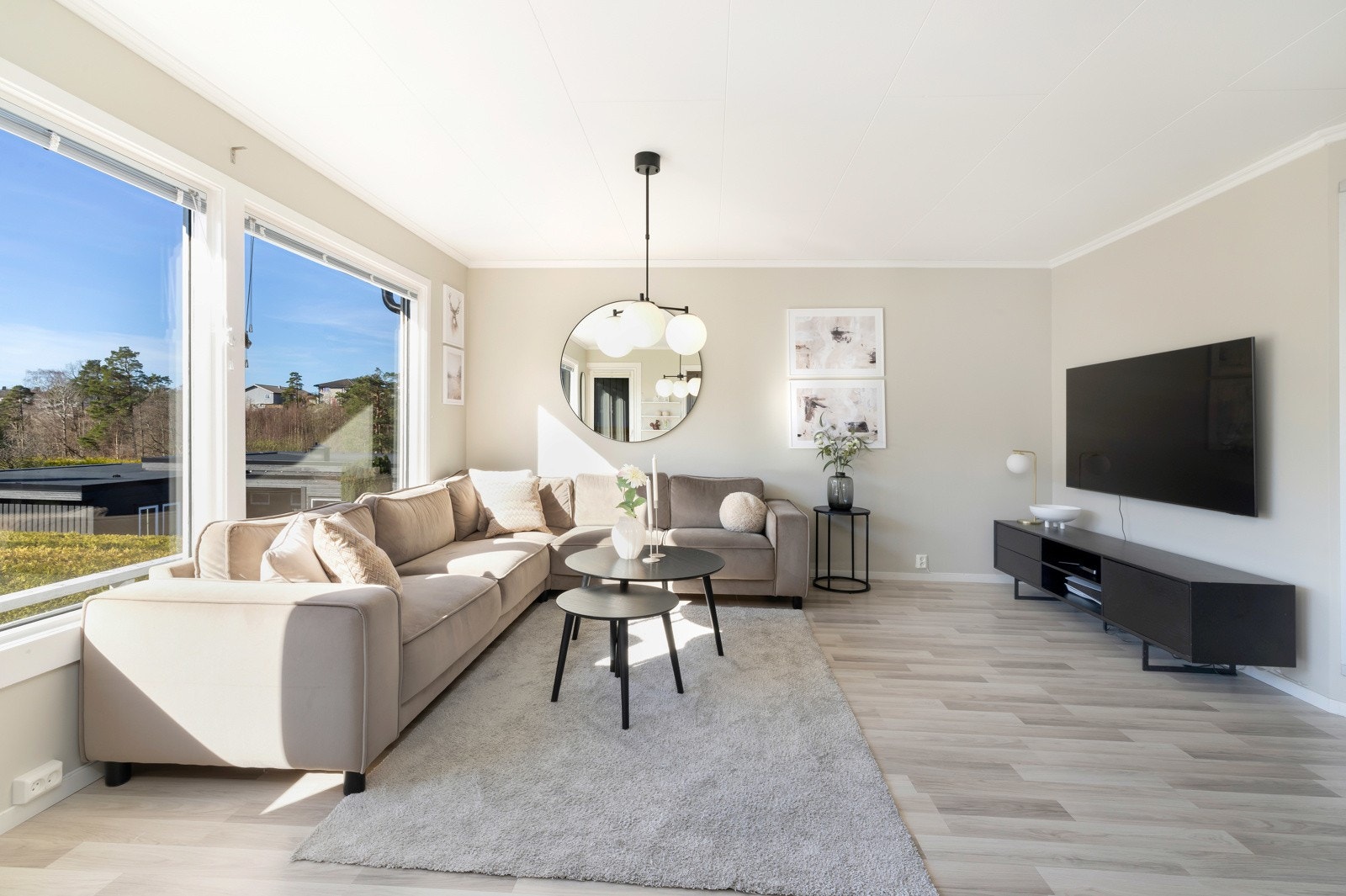 Lys stue med vedovn. Galleribilde