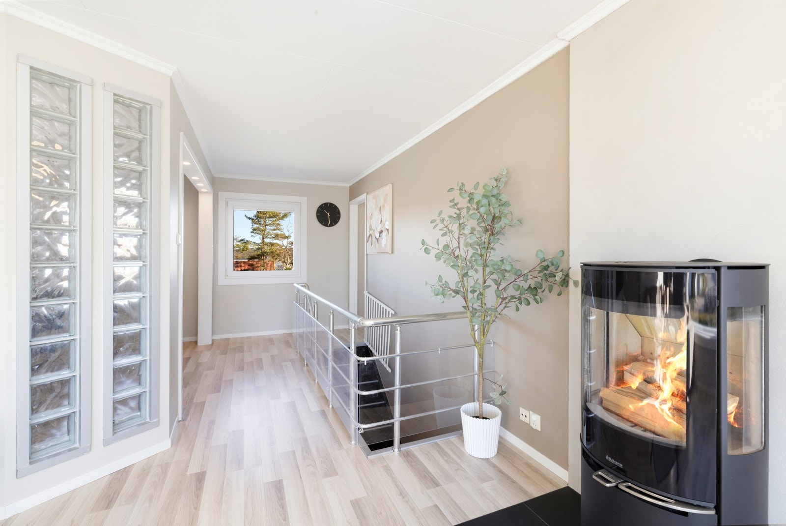 Vedovn i stue. Galleribilde