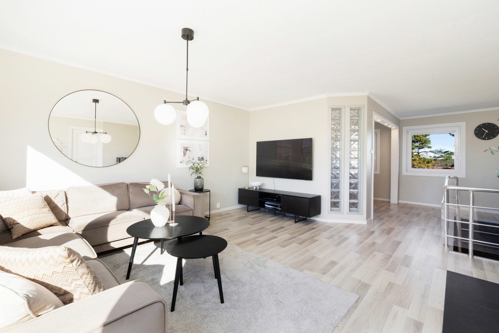 Lys stue med vedovn. Galleribilde