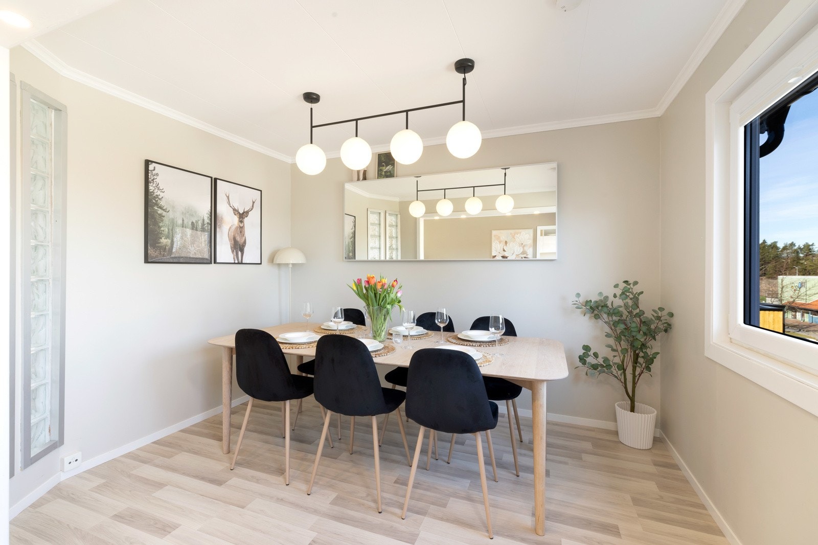 Spiestue med god plass til spisestuemøblement. Galleribilde