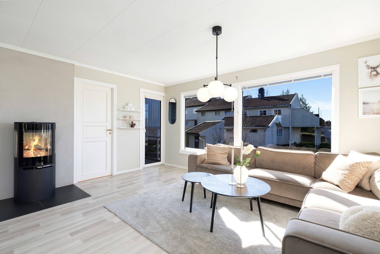 Lys stue med vedovn. Galleribilde