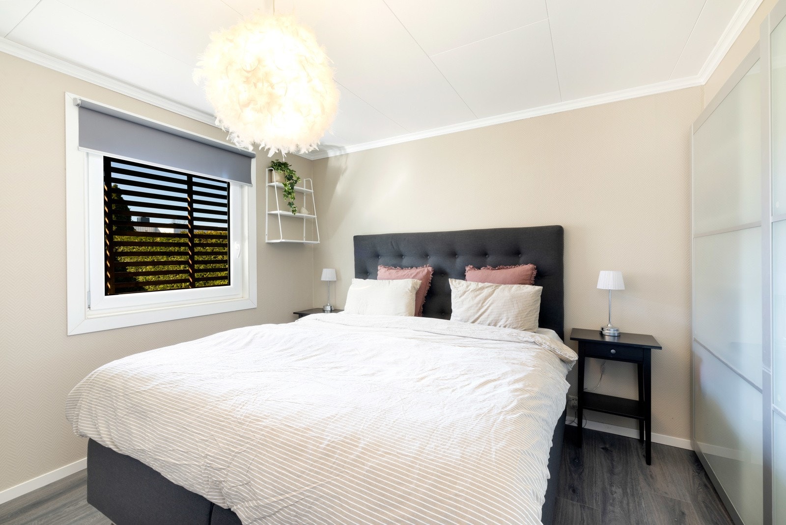 Hovedsoverom med god plass dobbeltseng og garderobeskap. Galleribilde