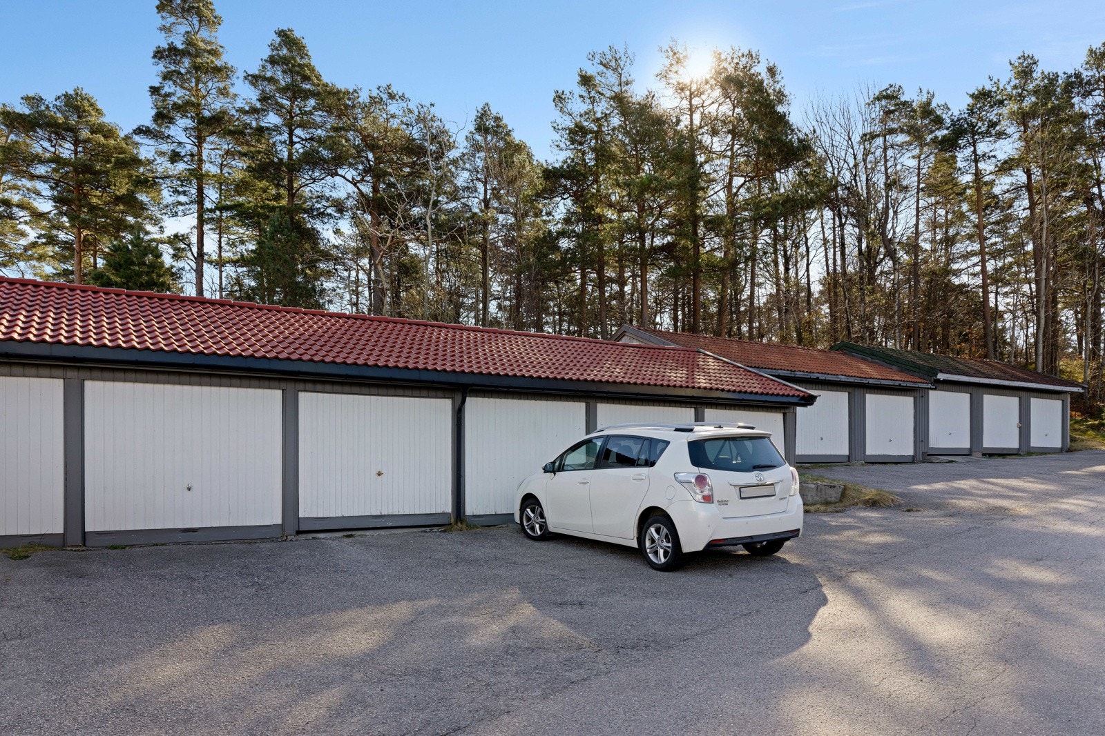 Garasje i rekke like ved boligen medfølger. Galleribilde