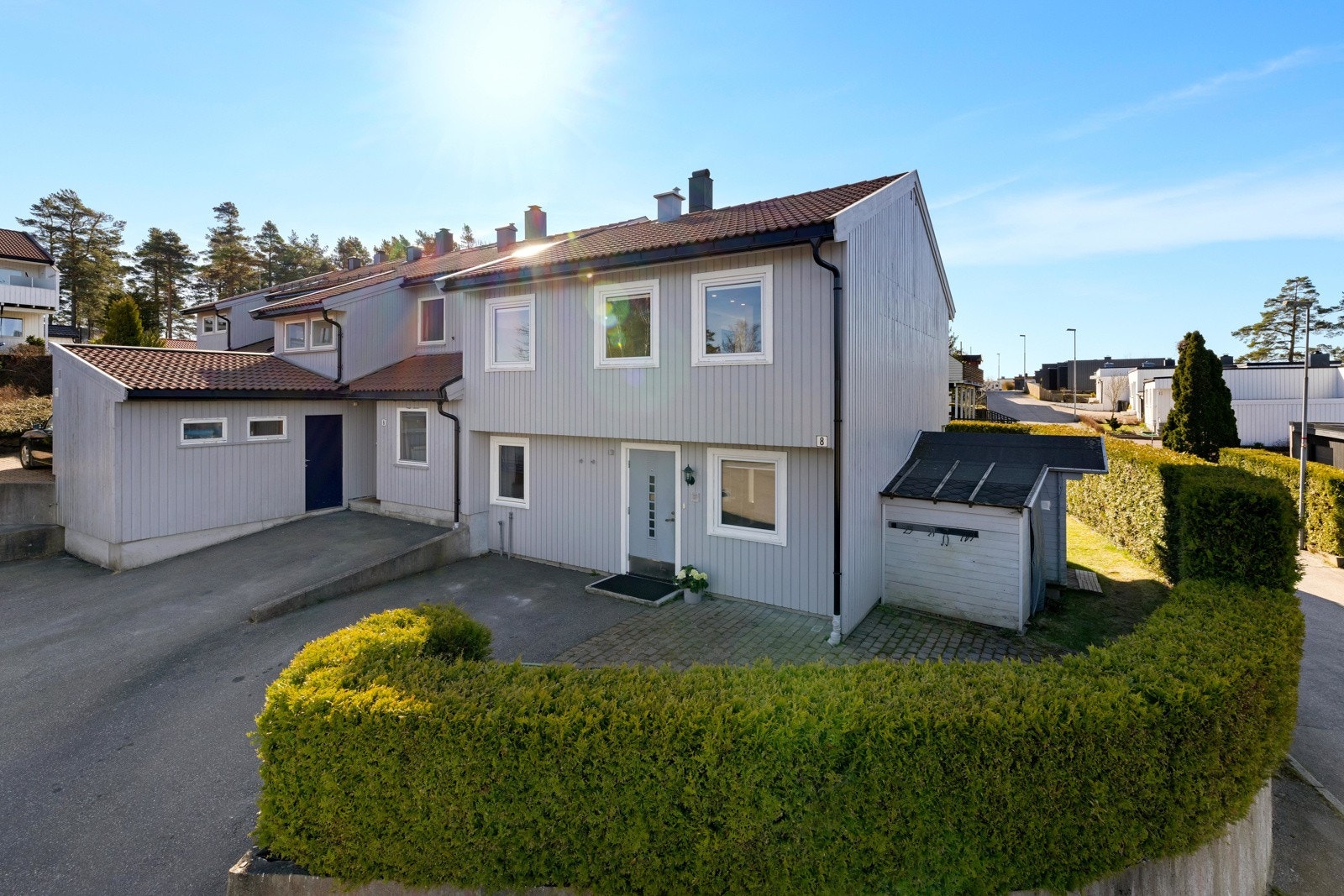 Parkering ved inngangsparti (i tillegg medfølger garasje i rekke) Galleribilde