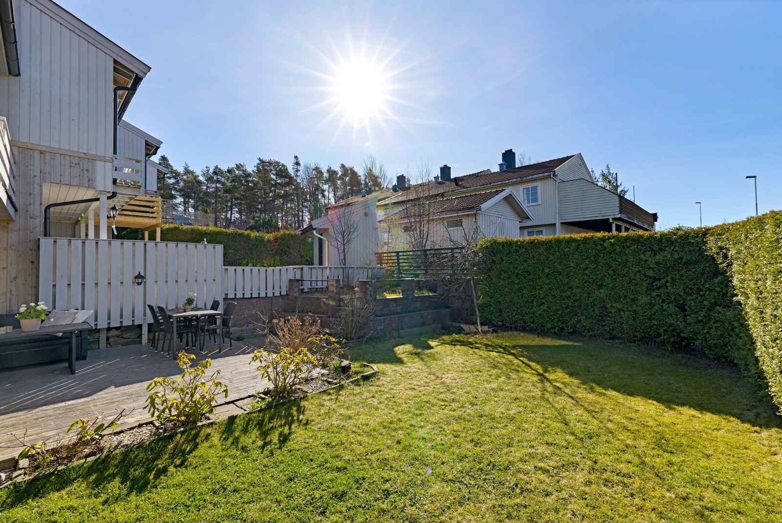 Solrik markterrasse og plenareal. Galleribilde