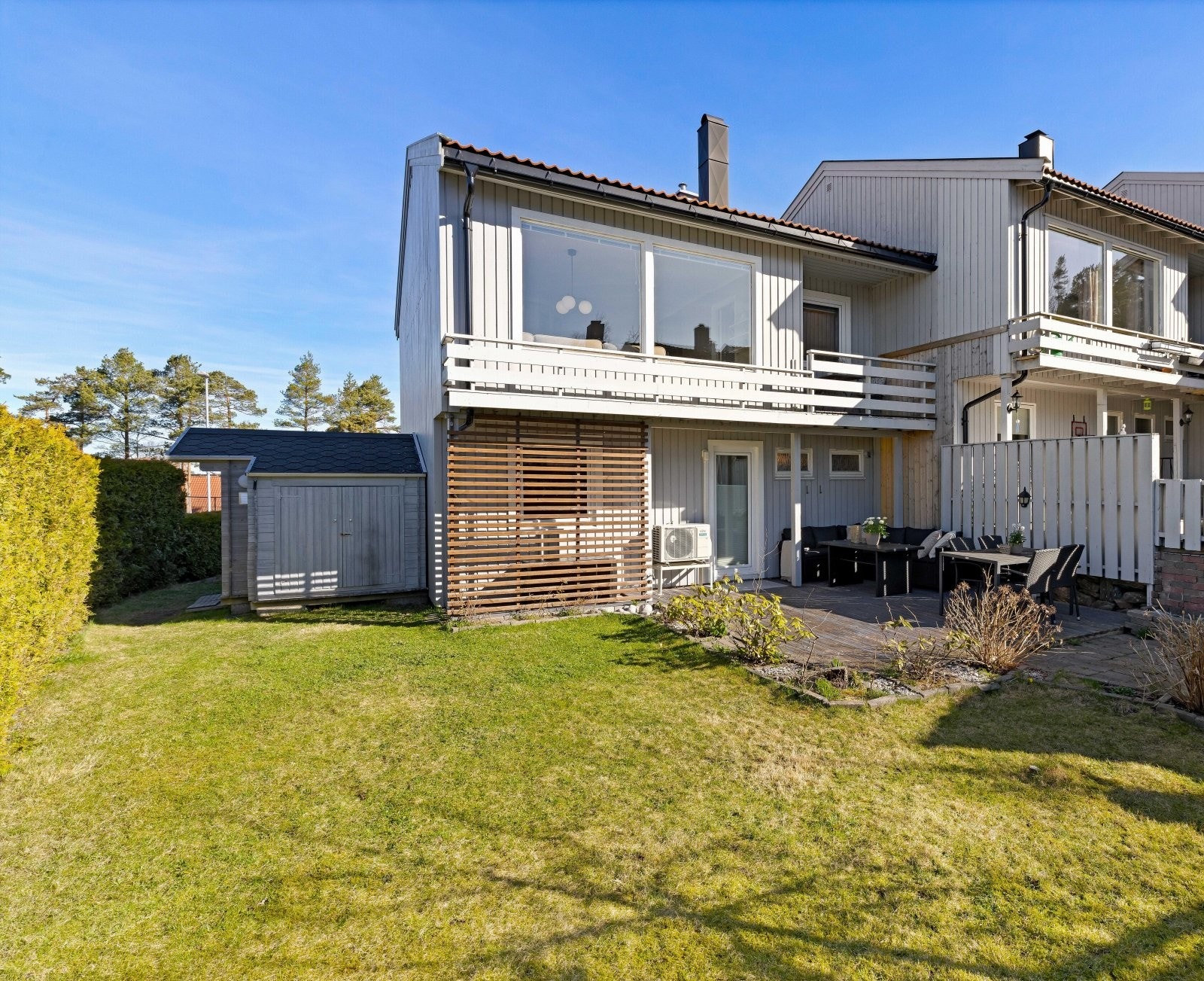 Usjenert og solrik tomt opparbeidet med plen og beplantning. Galleribilde