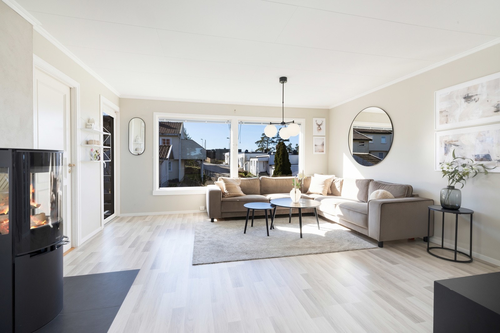 Lys stue med vedovn. Galleribilde