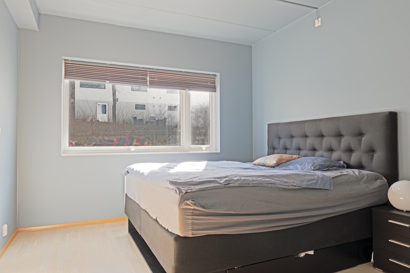 Stort og innbydende hovedsoverom, møblert med komfortabel seng og tilgang til egen walk-in garderob. Galleribilde