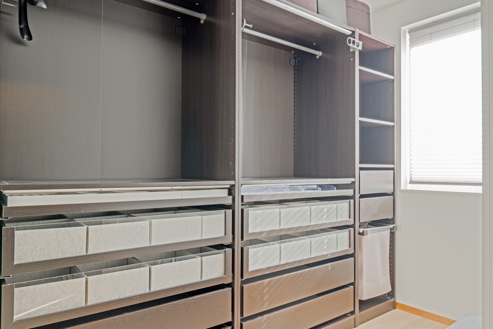 Praktisk walk-in garderobe tilknyttet hovedsoverommet, med rikelig oppbevaringsplass. Galleribilde