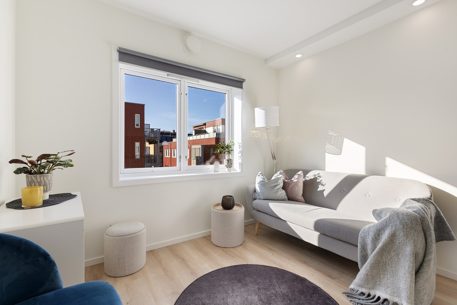 Stue og kjøkken ligger i åpen løsning, og har gode møbleringsmuligheter Galleribilde