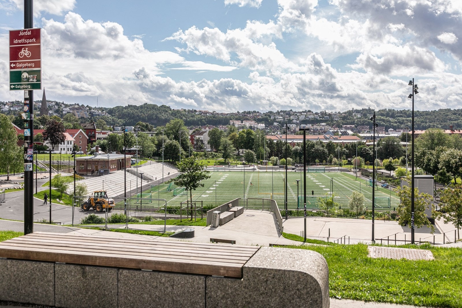 Det er kort vei til offentlig transport, spisesteder, butikker og rekreasjonsmuligheter Galleribilde