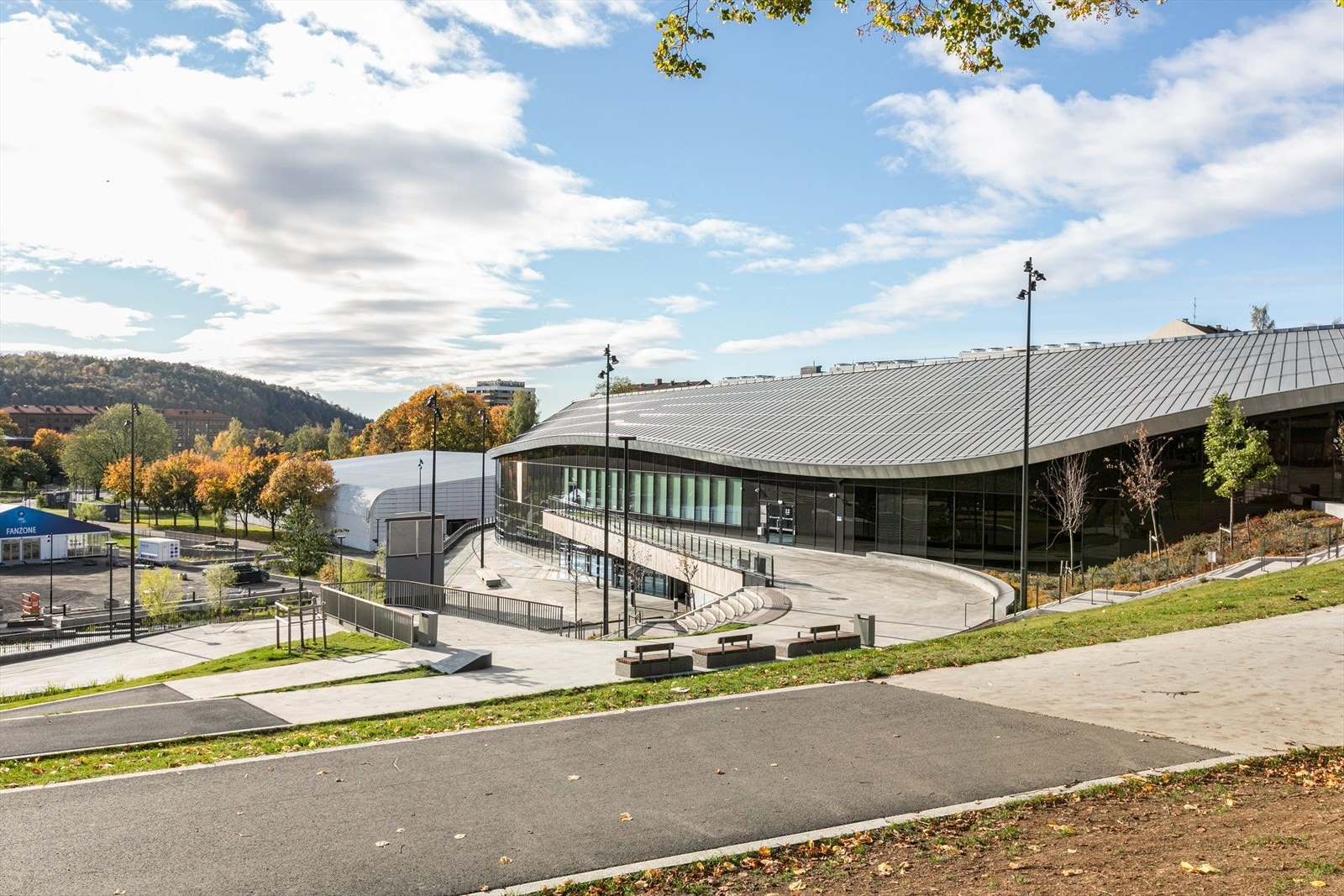 Kort vei til Jordal Arena, som gir mulighet for å delta på spennende hockeykamper og andre sportsarrangementer Galleribilde