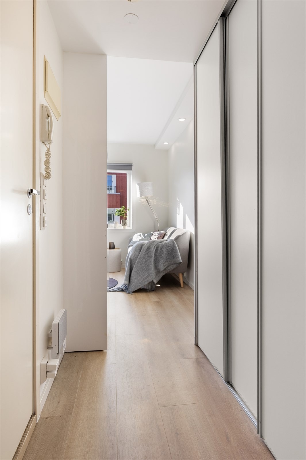 Praktisk skyvedørsgarderobe i entréen, som gir god og effektiv oppbevaringsplass Galleribilde