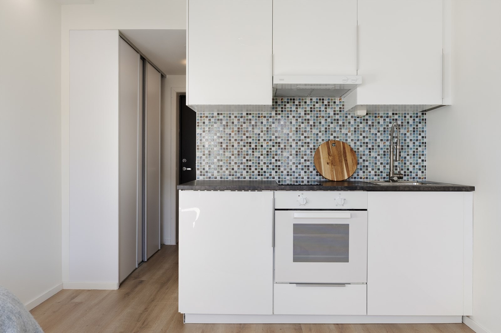 Kjøkkeninnredningen har godt med skap- og benkeplass Galleribilde