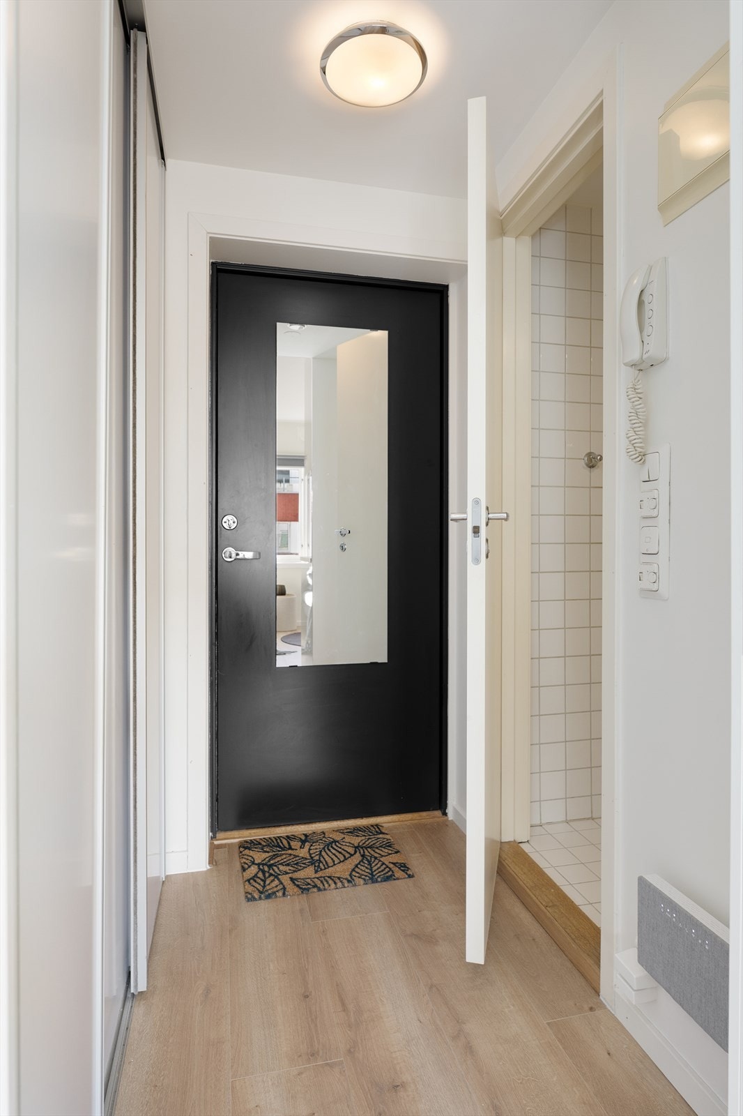 I entréen legger man umiddelbart merke til den gode planløsningen og det er god plass til å henge fra seg yttertøy og sko Galleribilde