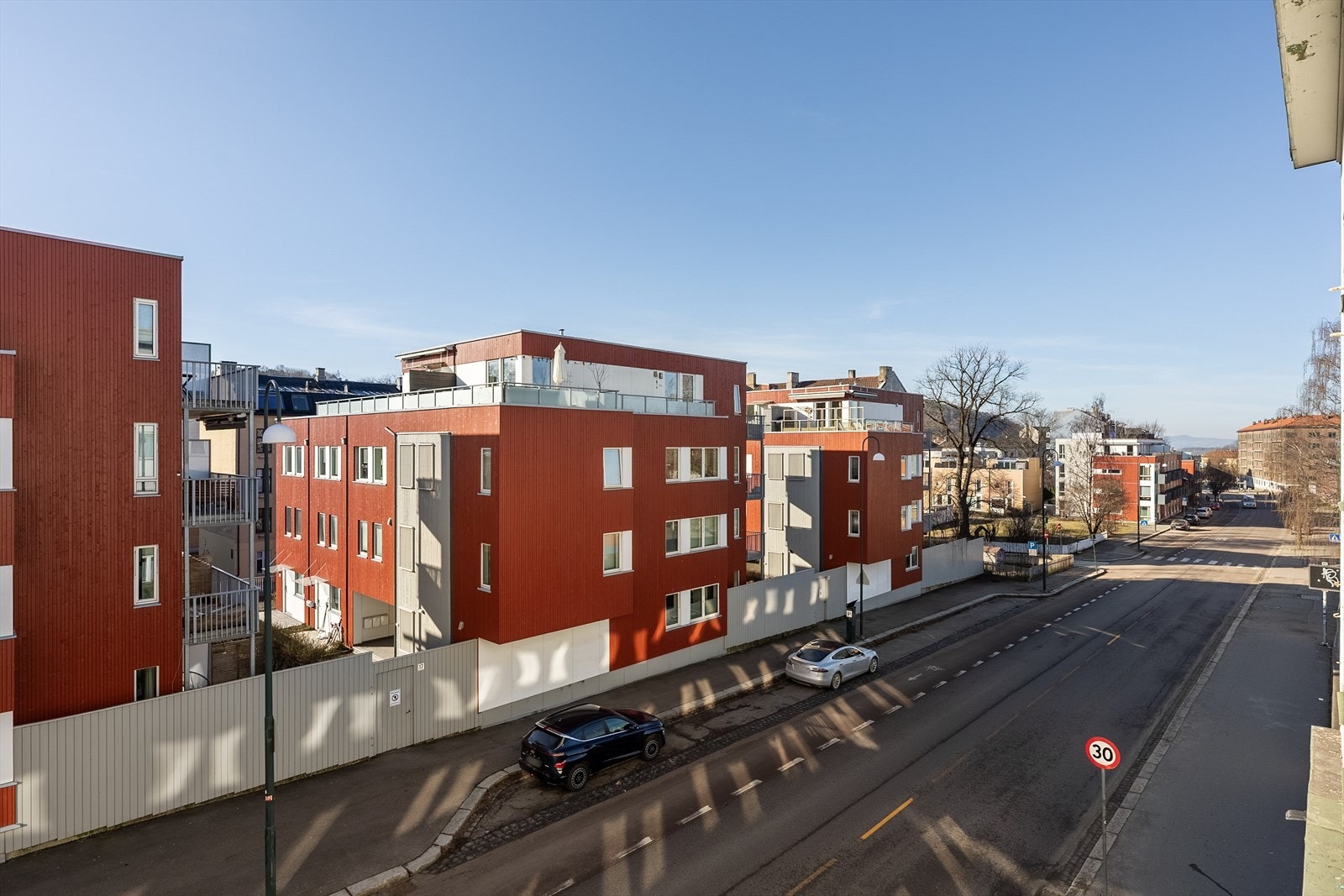 Meget sentral beliggenhet med kort vei til mange ulike fasiliteter. Det er felles bakgård med sitteplasser og mulighet for grill. Galleribilde