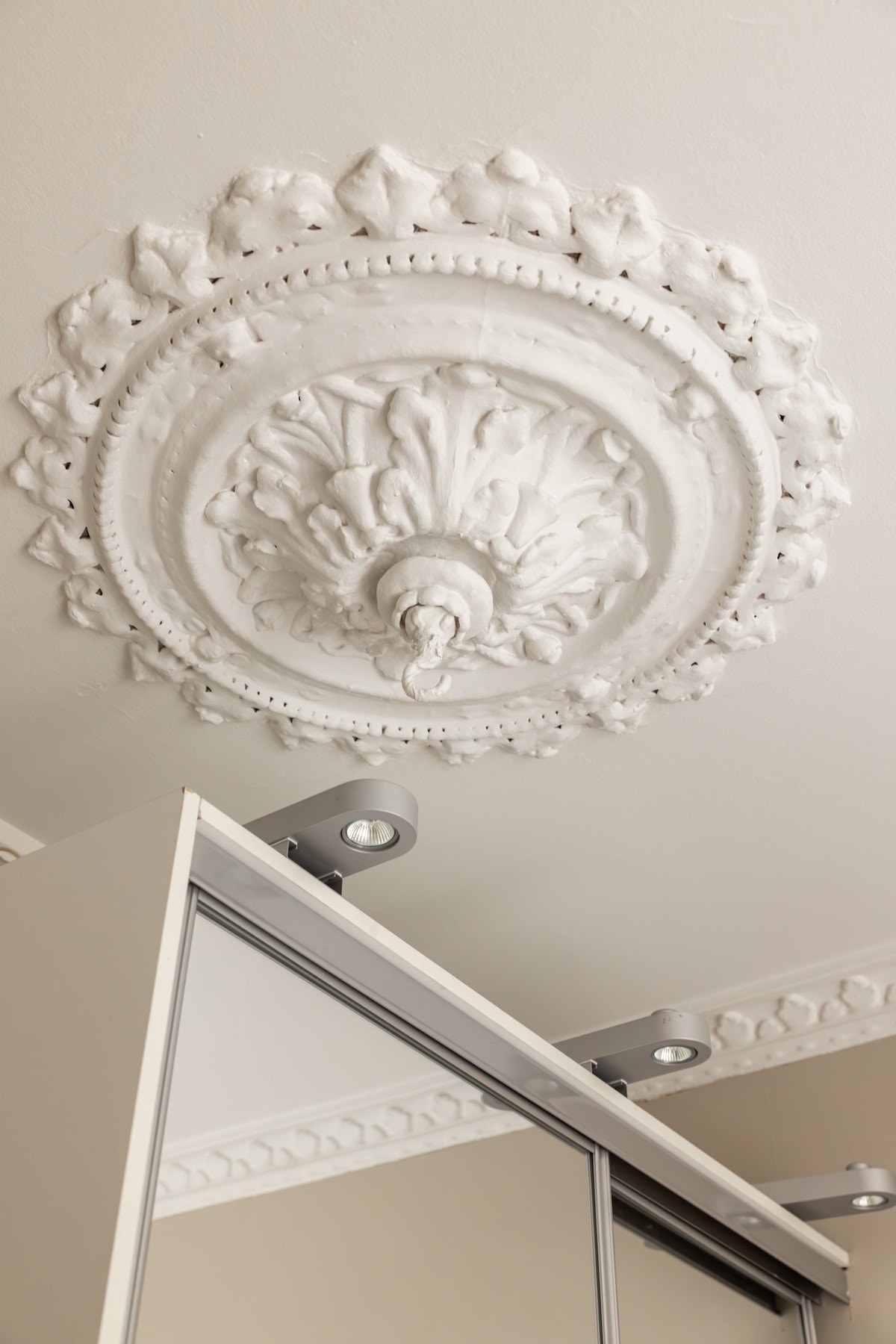 Klassiske detaljer i tak. Galleribilde