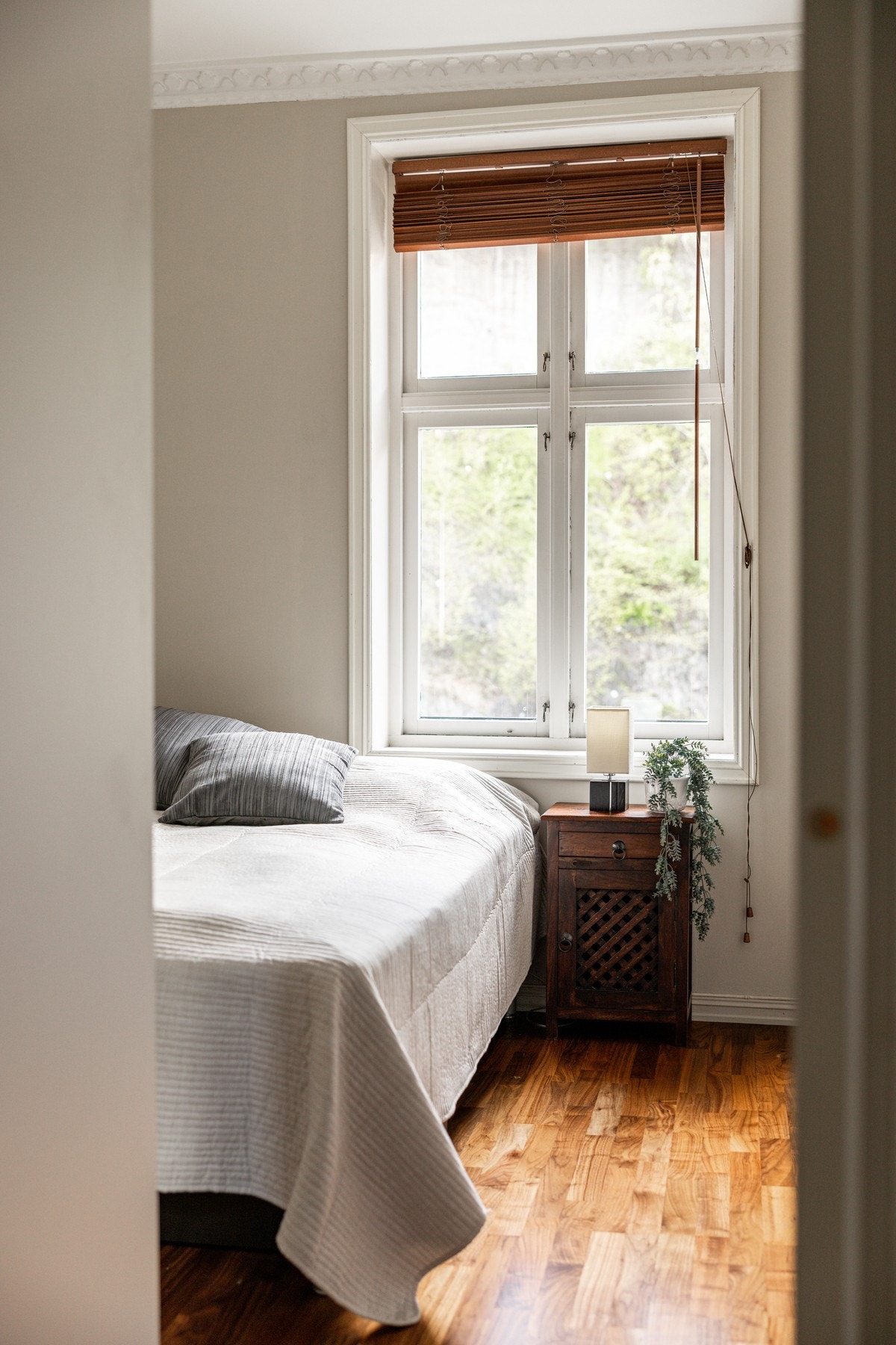 Legg merke til den flotte stukkaturen i taket! Soverommet har godt med lys fra stort vindu. Galleribilde