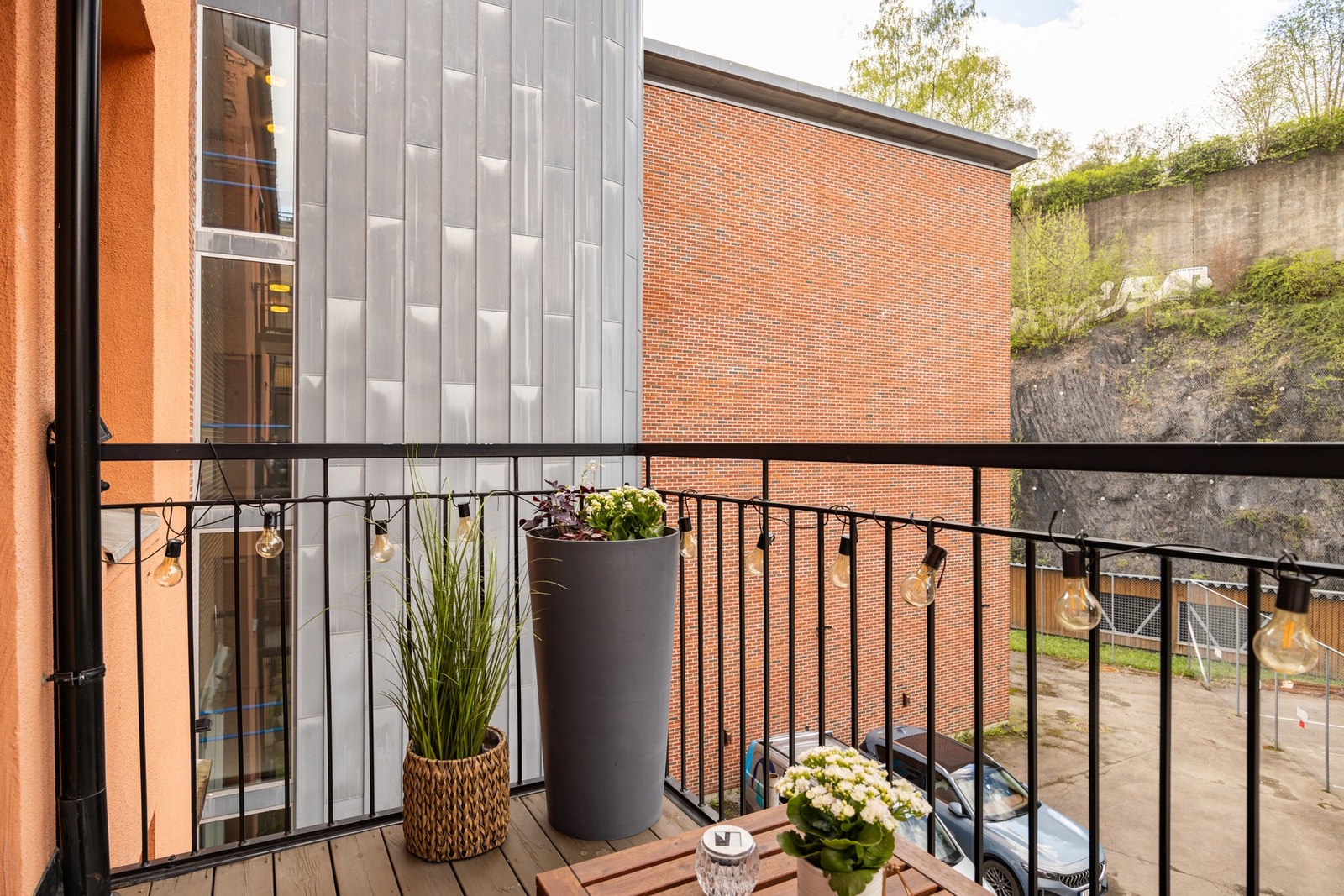 Små lyskilder og grønne planter gjør det ekstra hyggelig her ute. Galleribilde