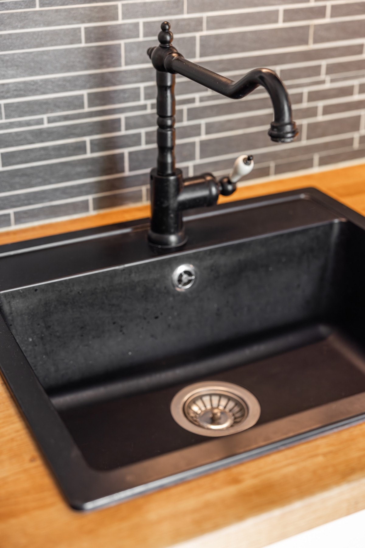 Innredningen har heltre benkeplate og detaljer i sort. Galleribilde