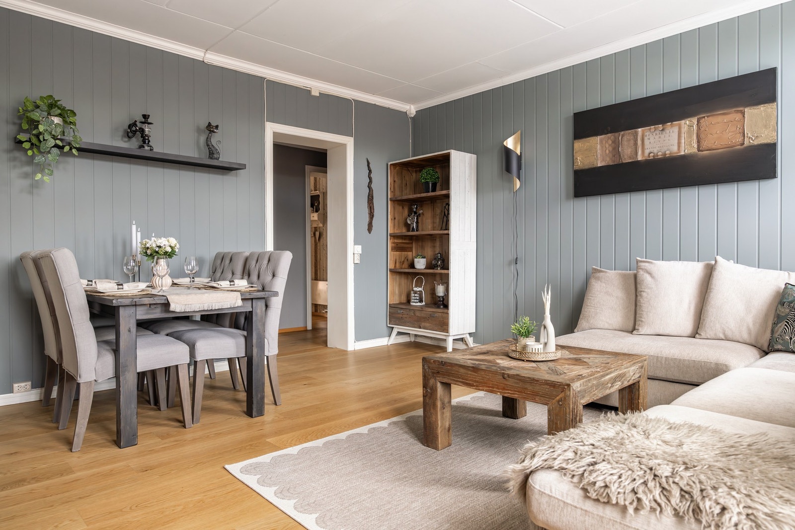 Lys, luftig stue med plass til både sofagruppe og spiseplass. Galleribilde