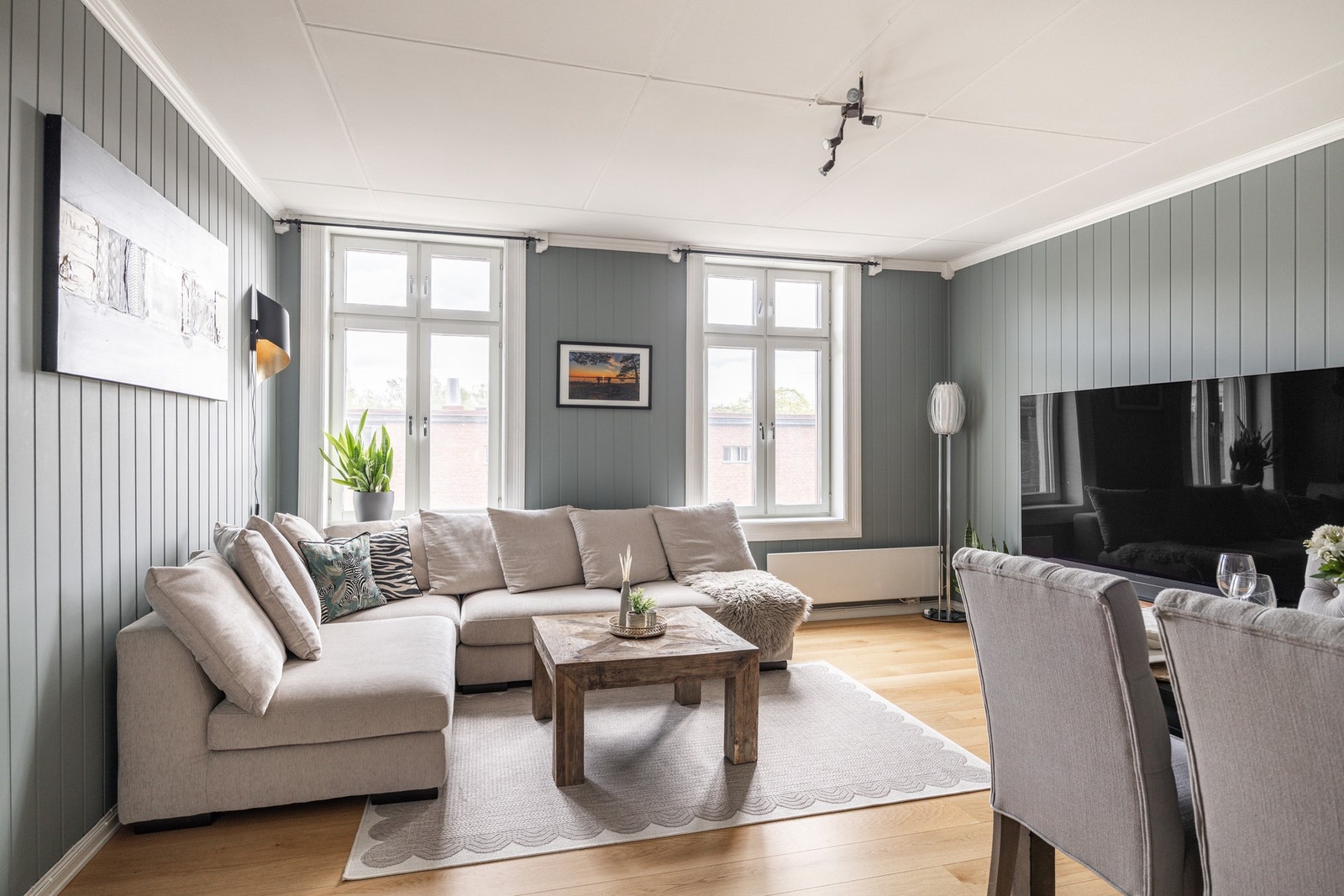 Store, flotte vinduer gir godt med naturlig lys. Dette i kombinasjon med takhøyde på 2,58m gir en luftig romfølelse. Galleribilde