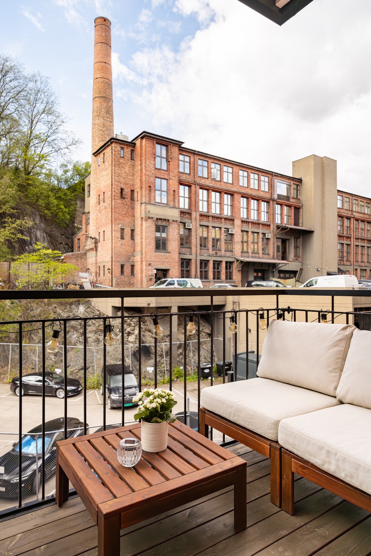 Terrassebord på gulv gir et lunt og behagelig uttrykk. Galleribilde