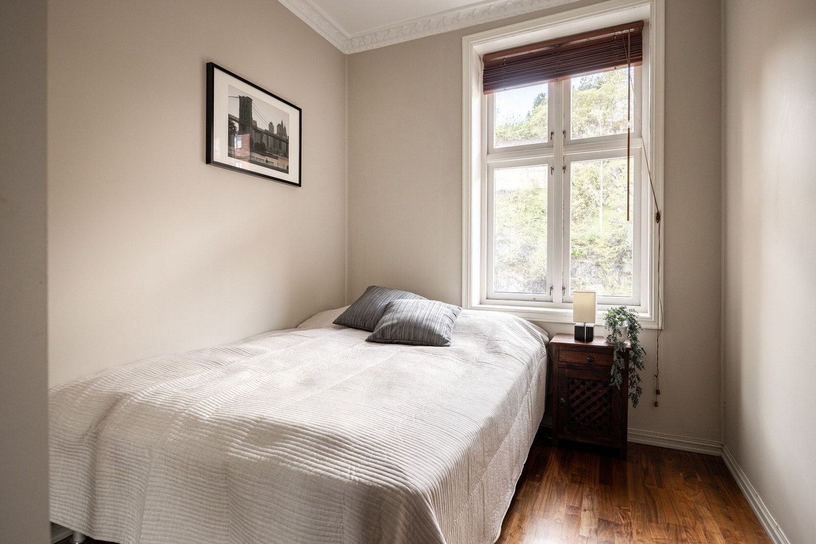 Her er det plass til dobbeltseng med nattbord på en side. Galleribilde