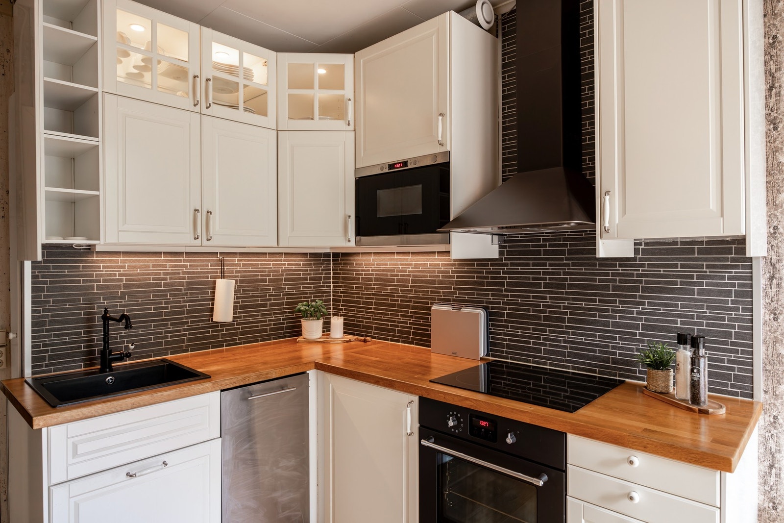 Her får du meget god lagringsplass i skuffer og skap. Galleribilde